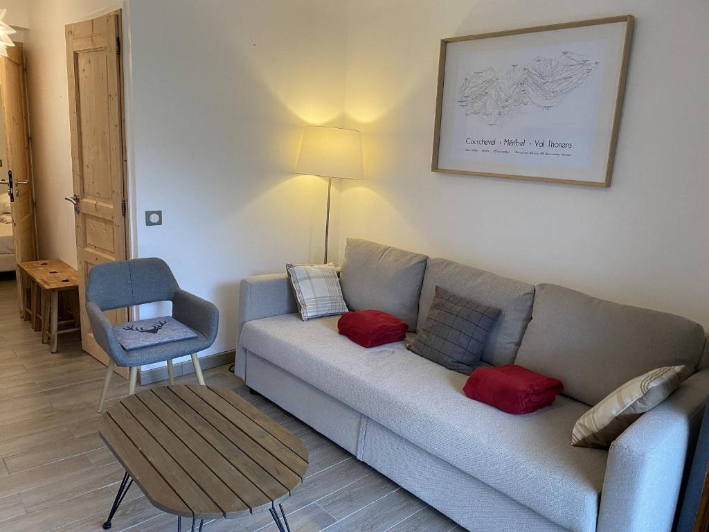 un salon avec un canapé et une chaise dans l'établissement Charmant Appart 22m² - 1 Chambre - Proche Pistes et Commerces à Méribel Mottaret - FR-1-355-216, à Les Allues