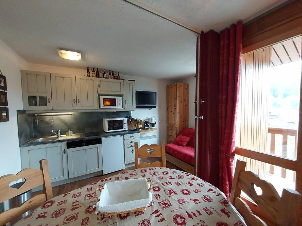 une cuisine avec une table et une salle à manger dans l'établissement Studio divisible avec coin montagne, au pied des pistes, balcon, 4 pers - FR-1-356-427, à Valmorel
