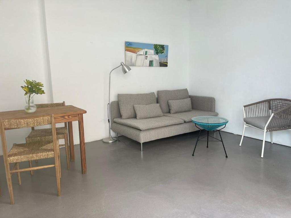 A seating area at JUREL, cómodo estudio junto al mar