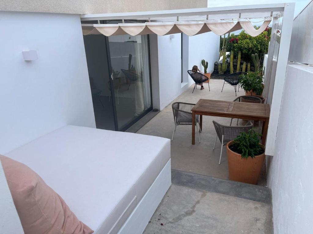 A balcony or terrace at JUREL, cómodo estudio junto al mar