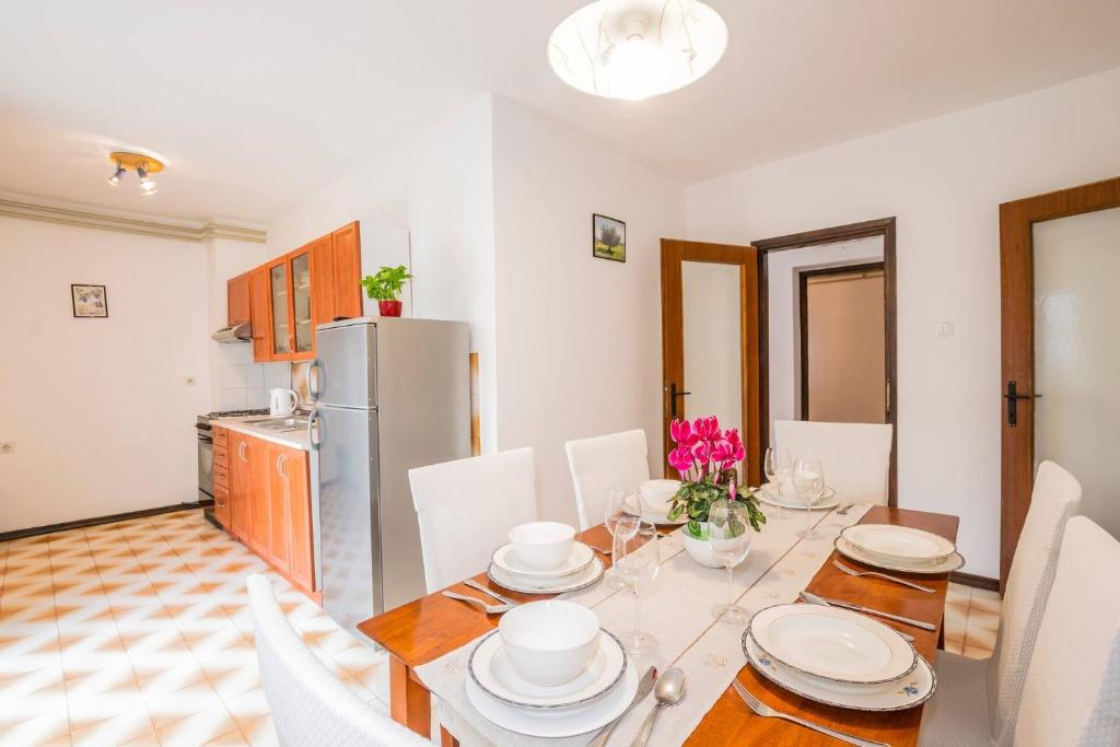 Kuchyň nebo kuchyňský kout v ubytování Family house with 2 apartments - Irma
