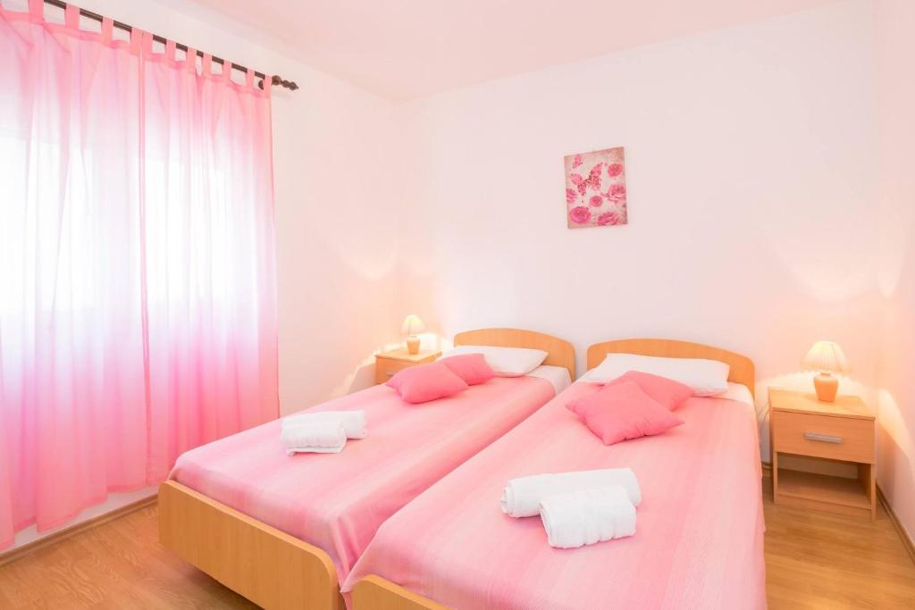 Postel nebo postele na pokoji v ubytování Family house with 2 apartments - Irma