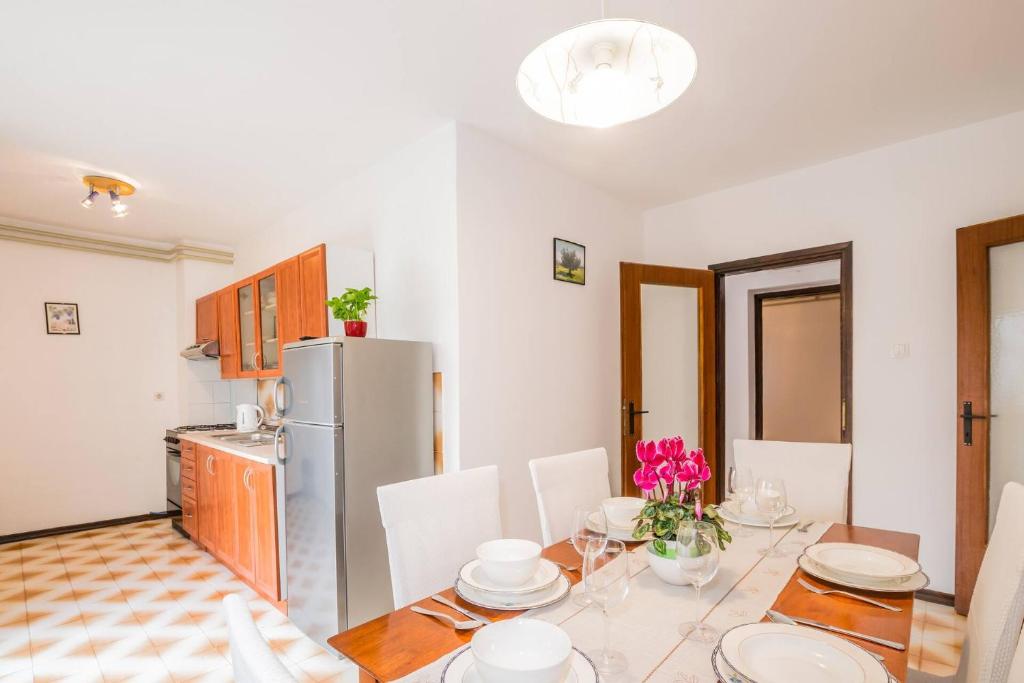 Kuchyň nebo kuchyňský kout v ubytování Family house with 2 apartments - Irma