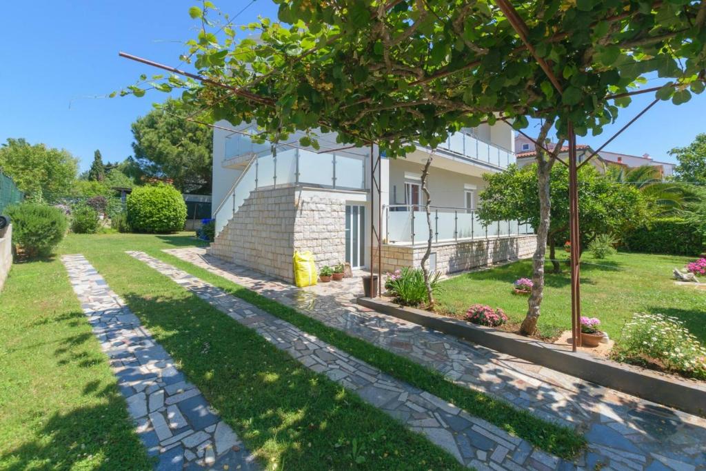Zahrada ubytování Family house with 2 apartments - Irma
