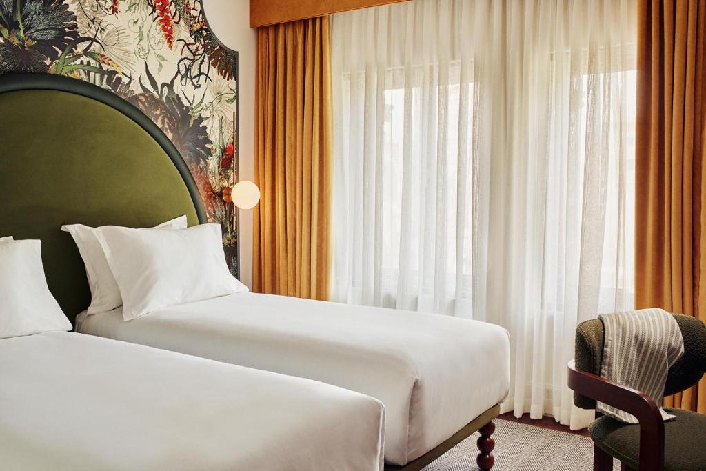 
General Admission Twin - City View Side
