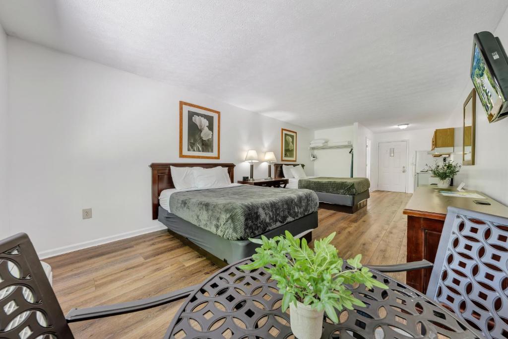 Halesford Harbour Resort - Smith Mountain Lake - Double Double Double Room