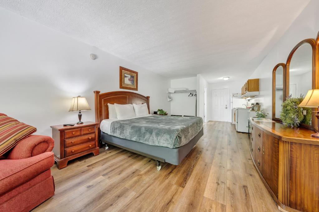 Halesford Harbour Resort - Smith Mountain Lake - Deluxe King Room