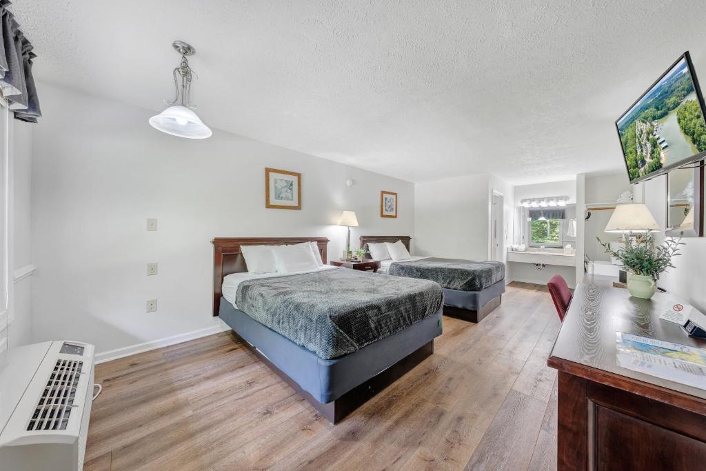 Halesford Harbour Resort - Smith Mountain Lake - Quarto Queen -Queen Padrão