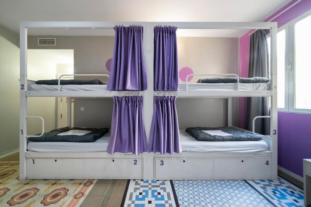 Postel nebo postele na pokoji v ubytování Purple Nest Hostel