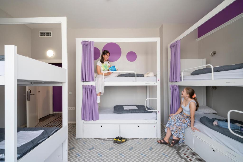 Postel nebo postele na pokoji v ubytování Purple Nest Hostel