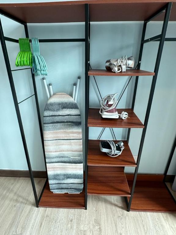 Palanda nebo palandy na pokoji v ubytování Leisure Home-1Bedroom