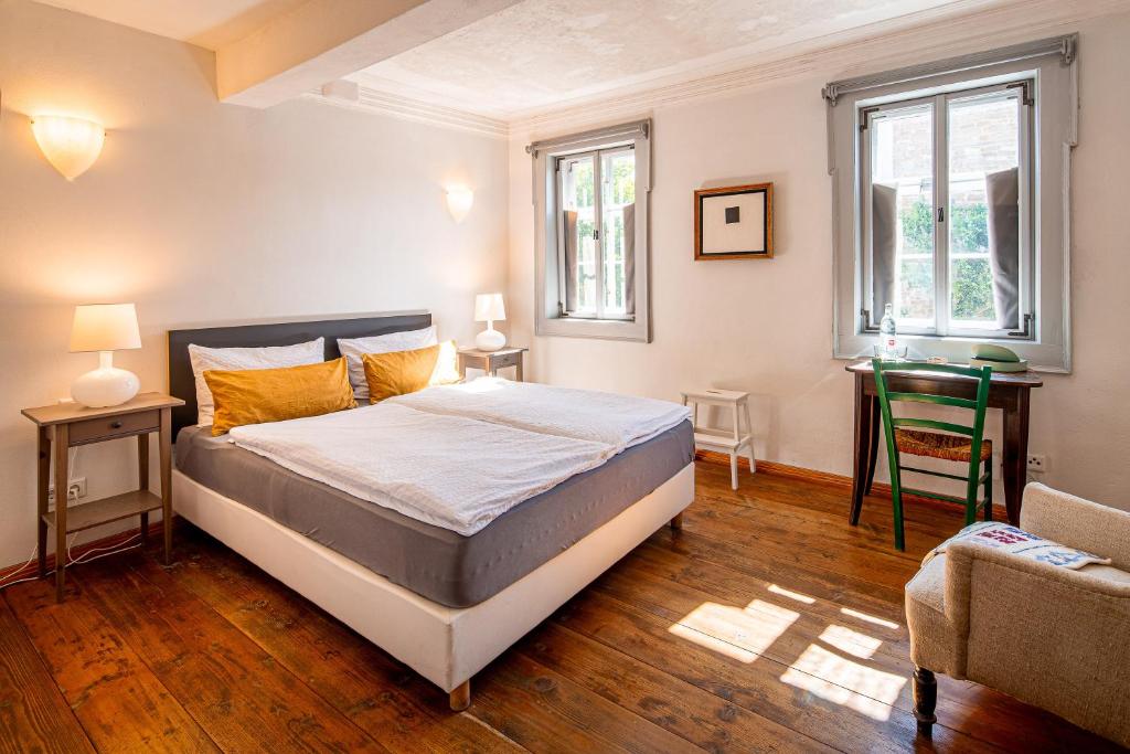 Postel nebo postele na pokoji v ubytování Hotel Stadthaus Arnstadt