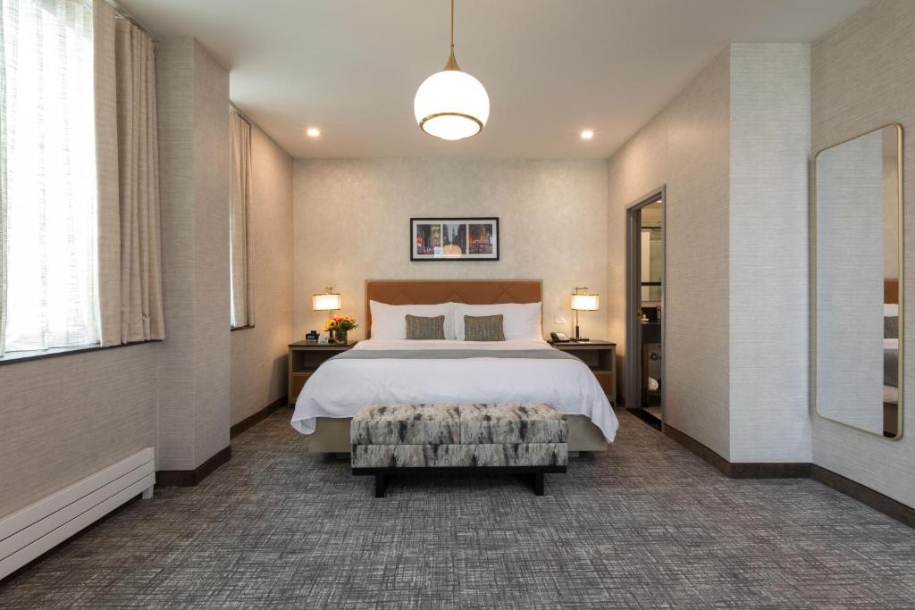 Broadway Plaza Hotel - Gotham Jr. Suite King Terrace