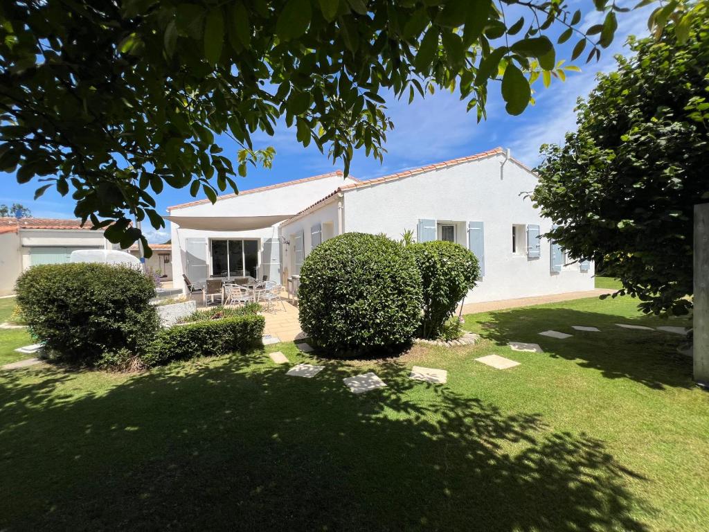 Κήπος έξω από το Maison La Rabouillère avec jardin arboré