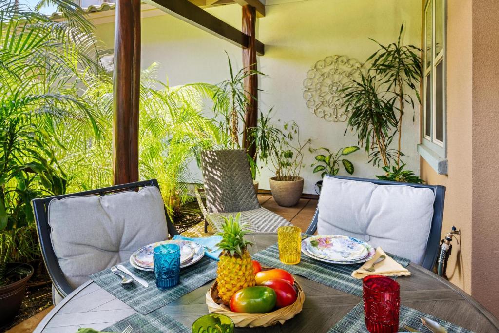 een tafel met fruit op een patio bij 2001 Fairways at Mauna Lani in Waikoloa