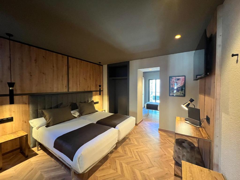 una camera con un grande letto e un camino di Yomo Petit Paris a Encamp