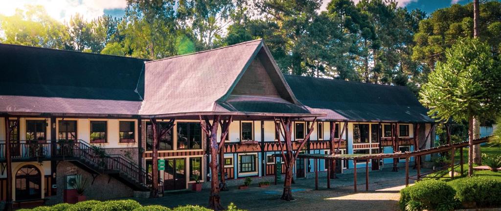 La Dolce Vita Park Hotel في ساو خوسيه دوس بينيس: منزل كبير بسقف مقامر