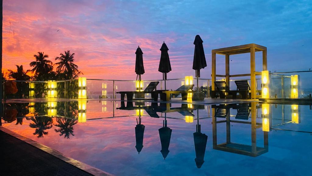 Bazén v ubytování Emerald Bay Resort Mirissa nebo v jeho okolí