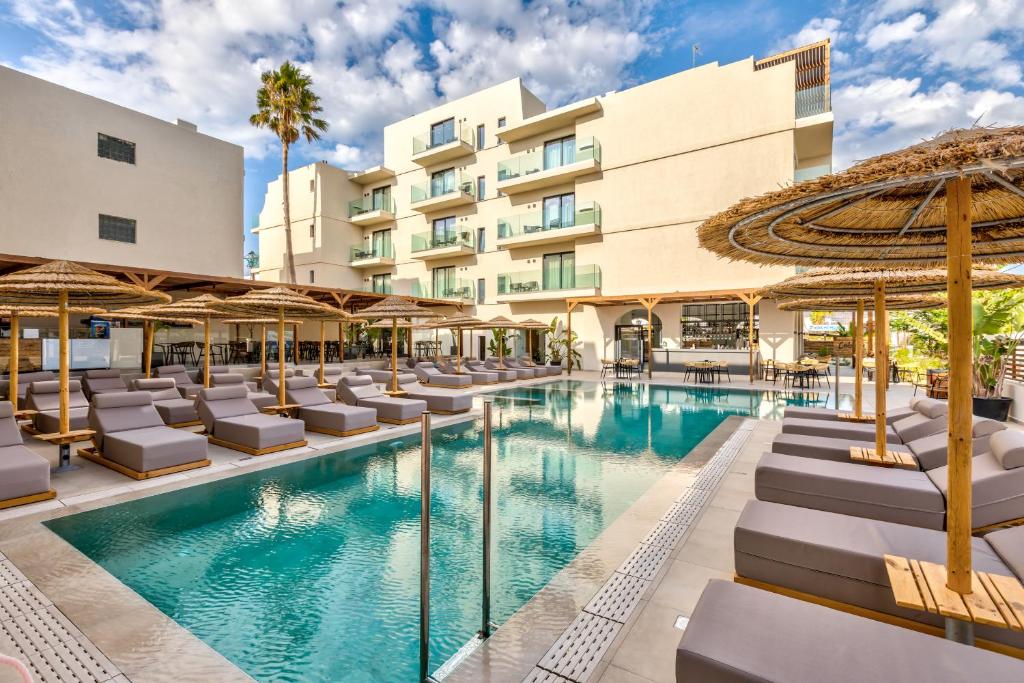 Bazén v ubytování Cabana Blu Hotel & Suites nebo v jeho okolí