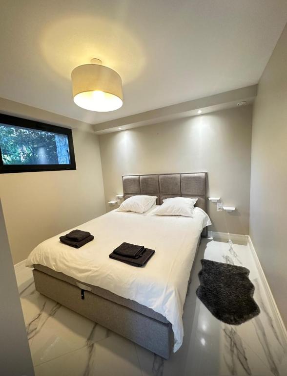 une chambre avec un lit avec deux serviettes dessus dans l'établissement Très rare! Bel appartement 38 m2 Domaine prive, à Vallauris