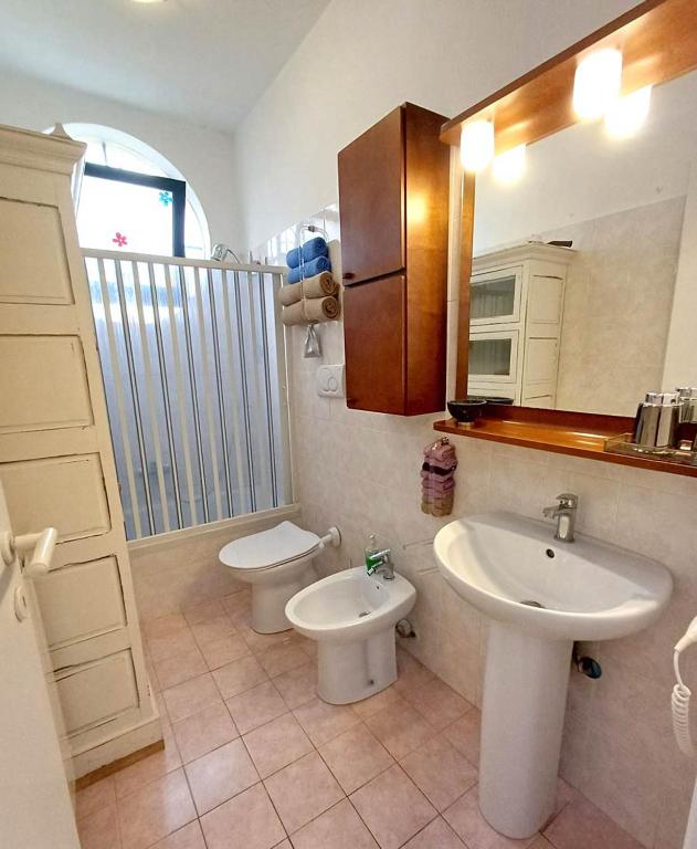 Kúpeľňa v ubytovaní amazing sea cottage "Sleep To The Sound Of The Surf" casetta al mare