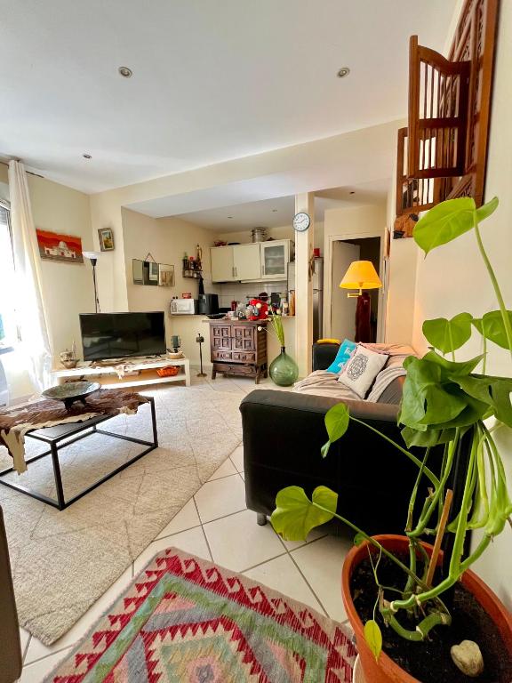 un salon avec un canapé et une table dans l'établissement Charmant T2 entièrement équipé avec terrasse, à Nanterre