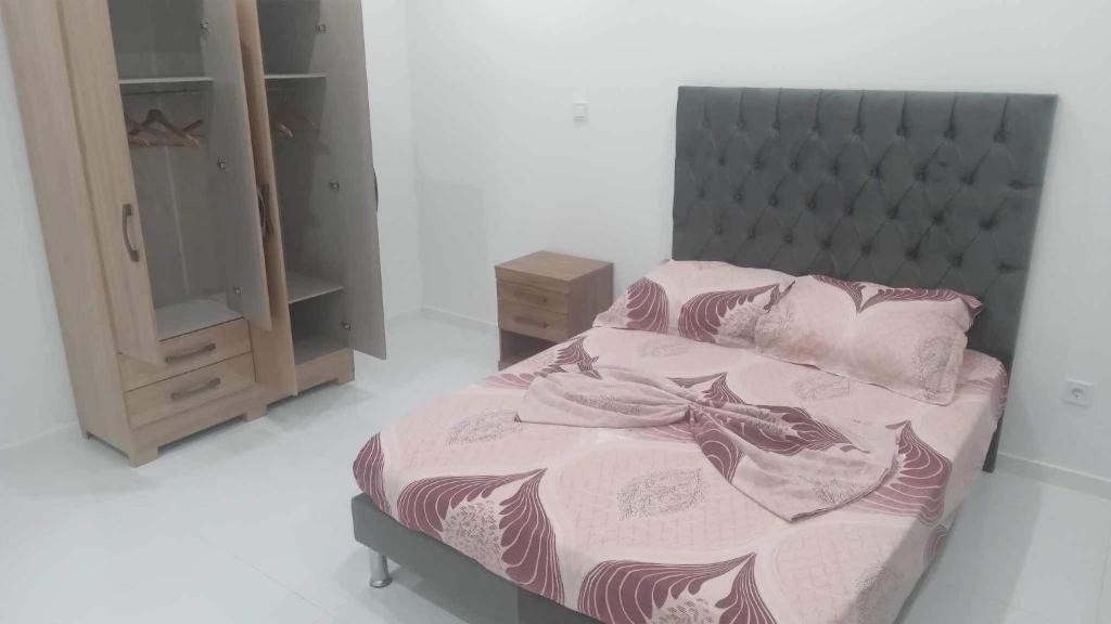 Llit o llits en una habitació de Nikita
