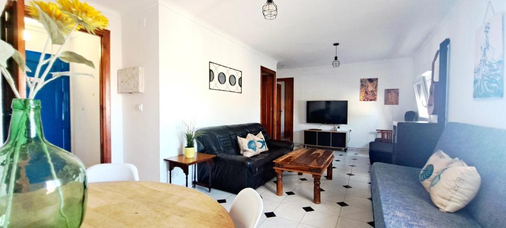 モハカルにあるCasa Ridao-Apartamento con vistas panorámicasのソファとテーブルのあるリビングルーム