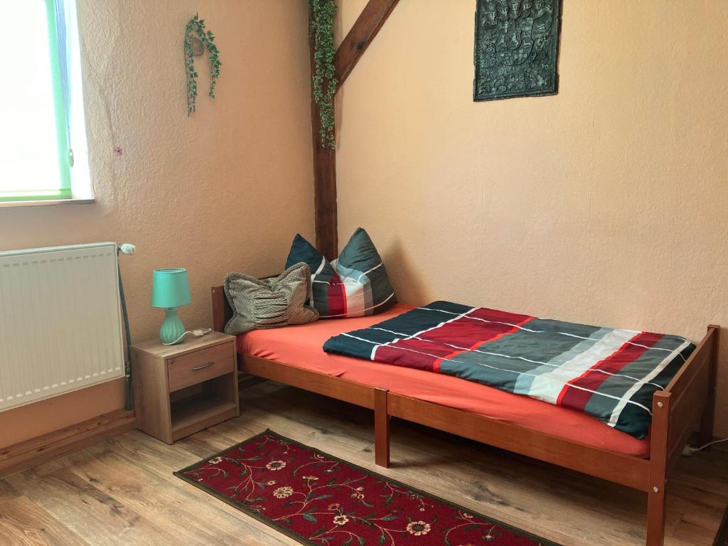 Postel nebo postele na pokoji v ubytování Doppelzimmer vom Friesenhof Wieratal