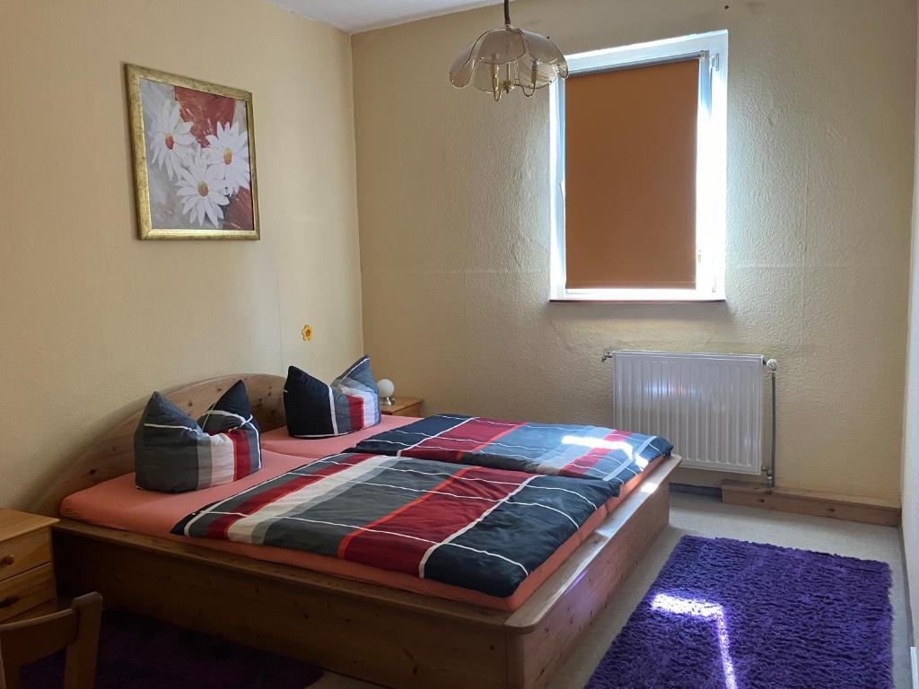 Postel nebo postele na pokoji v ubytování Doppelzimmer vom Friesenhof Wieratal
