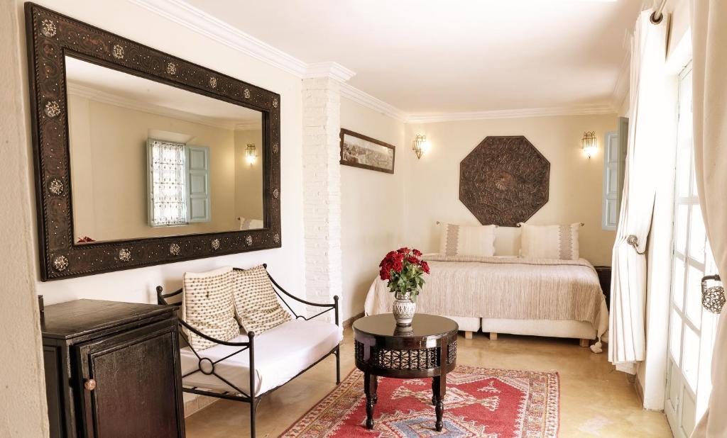 Postel nebo postele na pokoji v ubytování Marrakech Riads, Angsana Heritage Collection