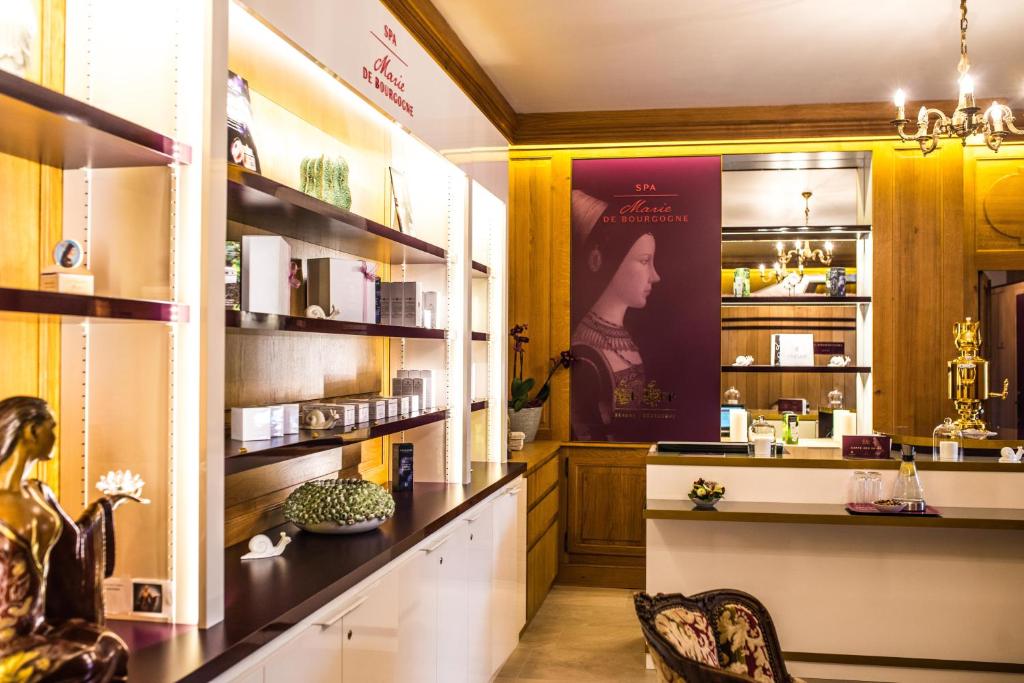 Kuchyň nebo kuchyňský kout v ubytování Hôtel Le Cep & Spa