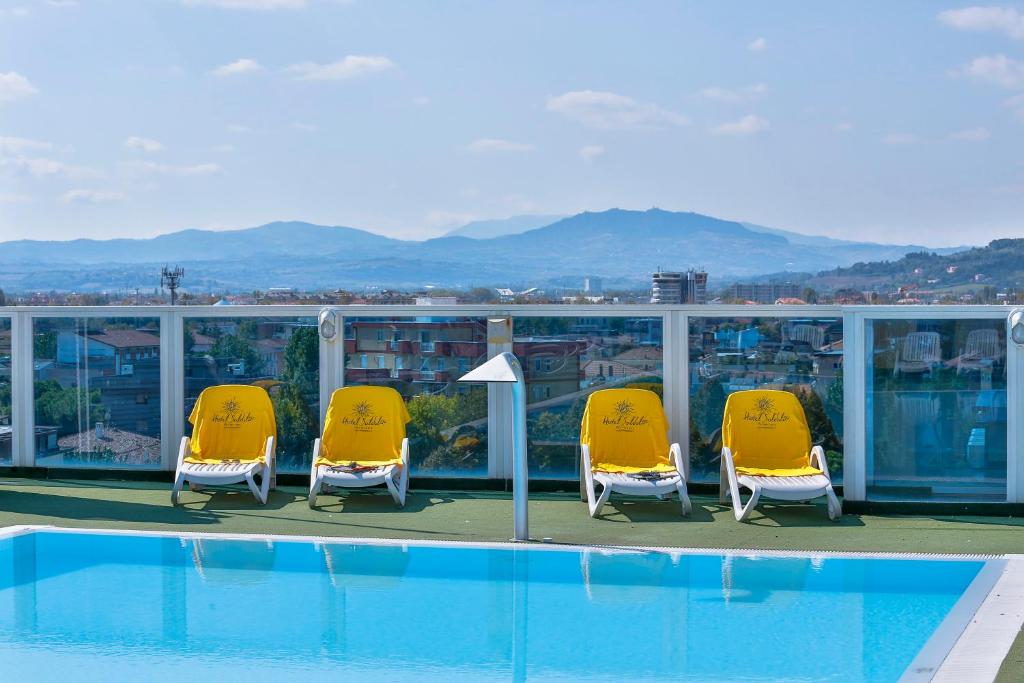 Nespecifikovaný výhled na hory nebo výhled na hory při pohledu z hotelu