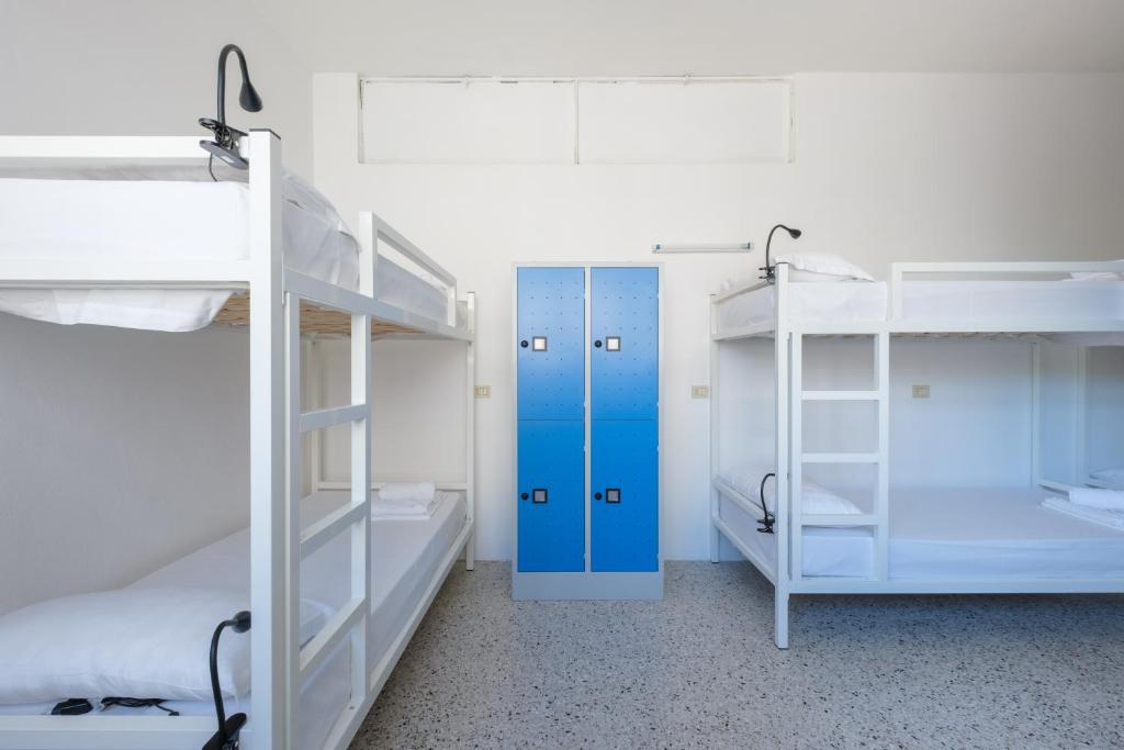 Postel nebo postele na pokoji v ubytování Meet Hostel Cervia