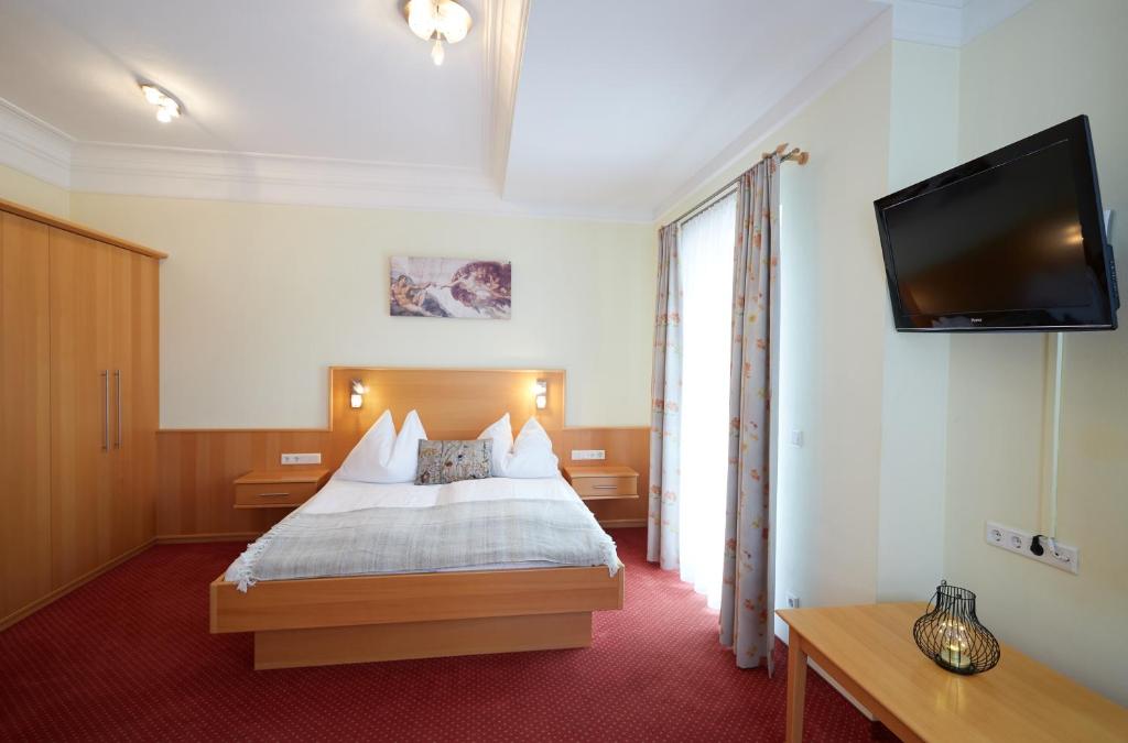 Postel nebo postele na pokoji v ubytování Hotel Gasthof Stenitzer