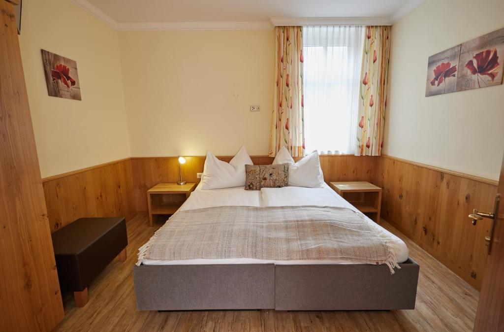 Postel nebo postele na pokoji v ubytování Hotel Gasthof Stenitzer