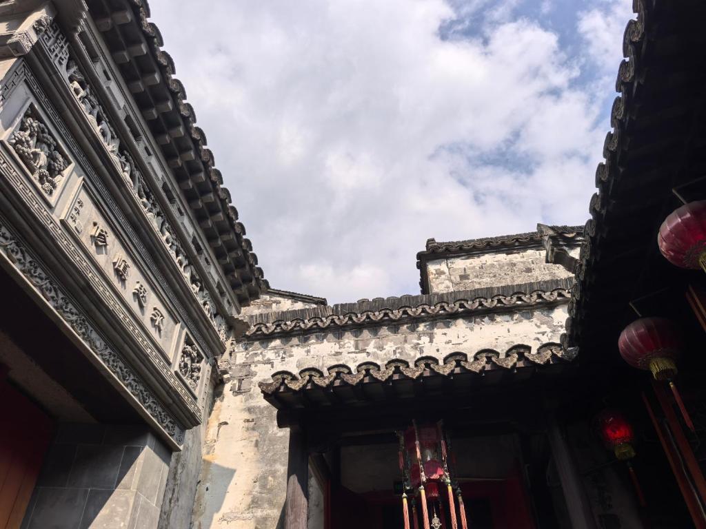 Fotografie z fotogalerie ubytování 西塘明清雕花大院尊闻堂百寿厅庭院民宿 v destinaci Jiashan