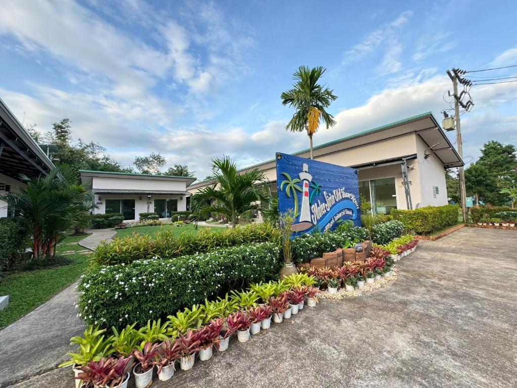 ランタ島にあるMalee Sirin Old Townの花の多い建物