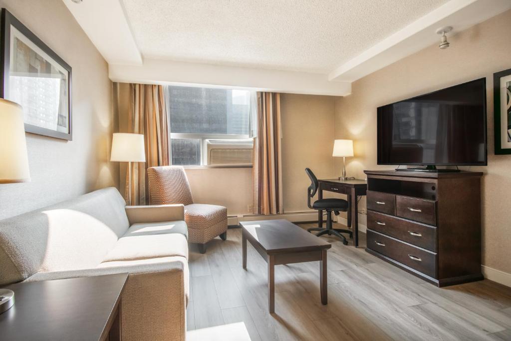TV a/nebo společenská místnost v ubytování Coast Calgary Downtown Hotel & Suites by APA