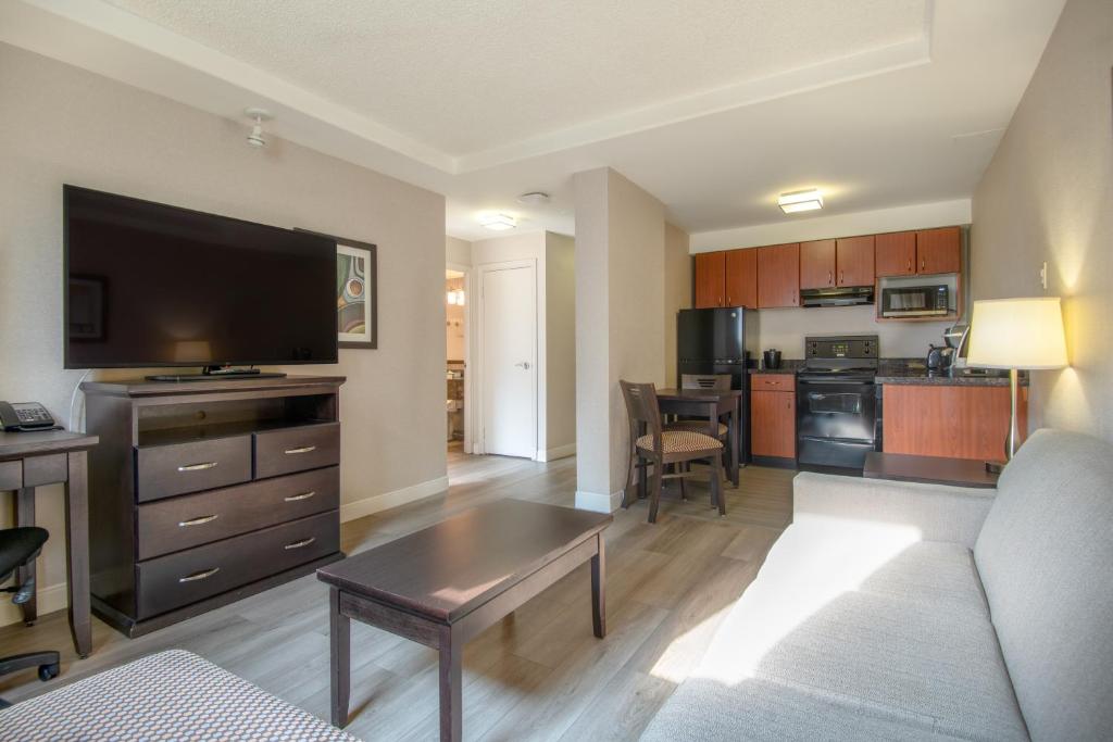 Kuchyň nebo kuchyňský kout v ubytování Coast Calgary Downtown Hotel & Suites by APA