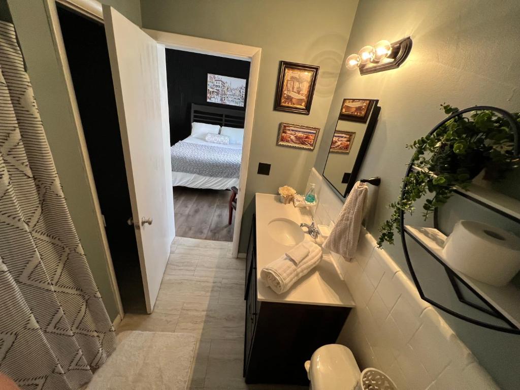 Pura Vida Private Access, Room & Bathroom photo