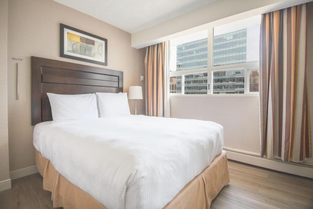 Postel nebo postele na pokoji v ubytování Coast Calgary Downtown Hotel & Suites by APA