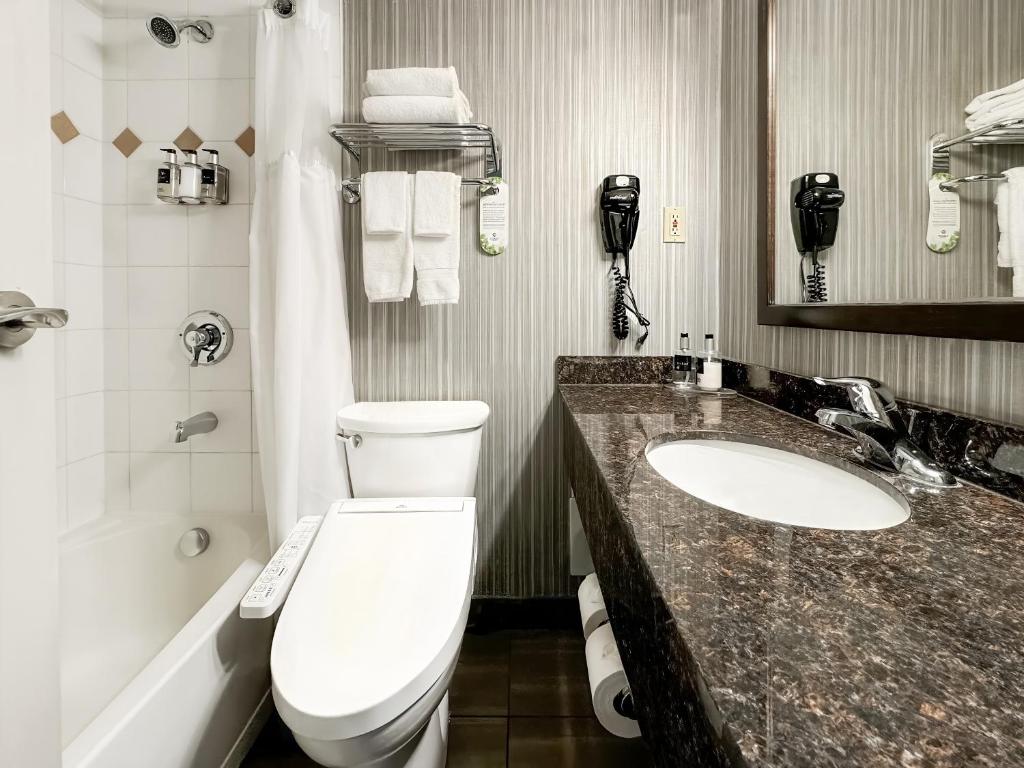 Koupelna v ubytování Coast Calgary Downtown Hotel & Suites by APA