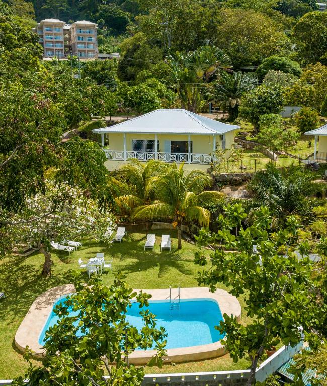 Bazén v ubytování Naturalis - Oceanview Residences nebo v jeho okolí