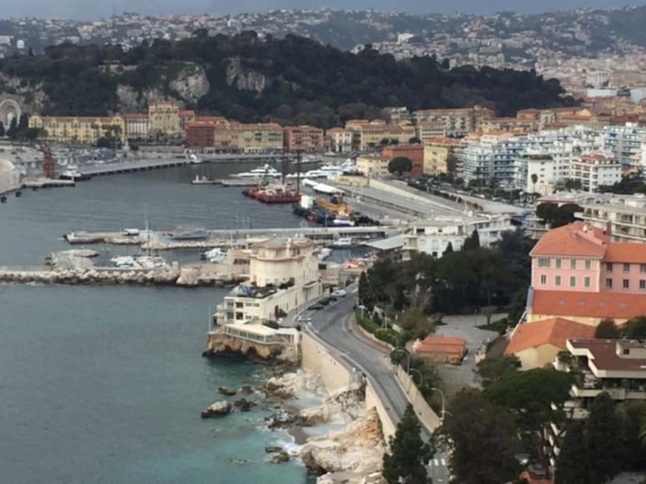 une vue d'un port avec des bateaux dans l'eau dans l'établissement Nice port 4 pax, 2 chambres clim balnéo parking, à Nice