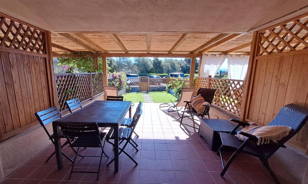 Αίθριο ή υπαίθριος χώρος στο Appartamento vicino al mare con giardino e veranda