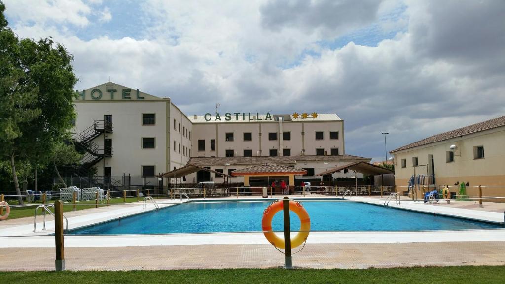 a large swimming pool in front of a building at Hospedium Hotel Castilla in Torrijos