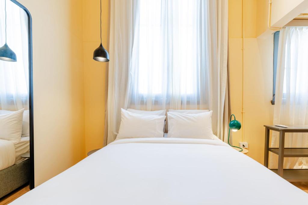 grey l studio apartments Downtown Alexandria Menasce House - 1