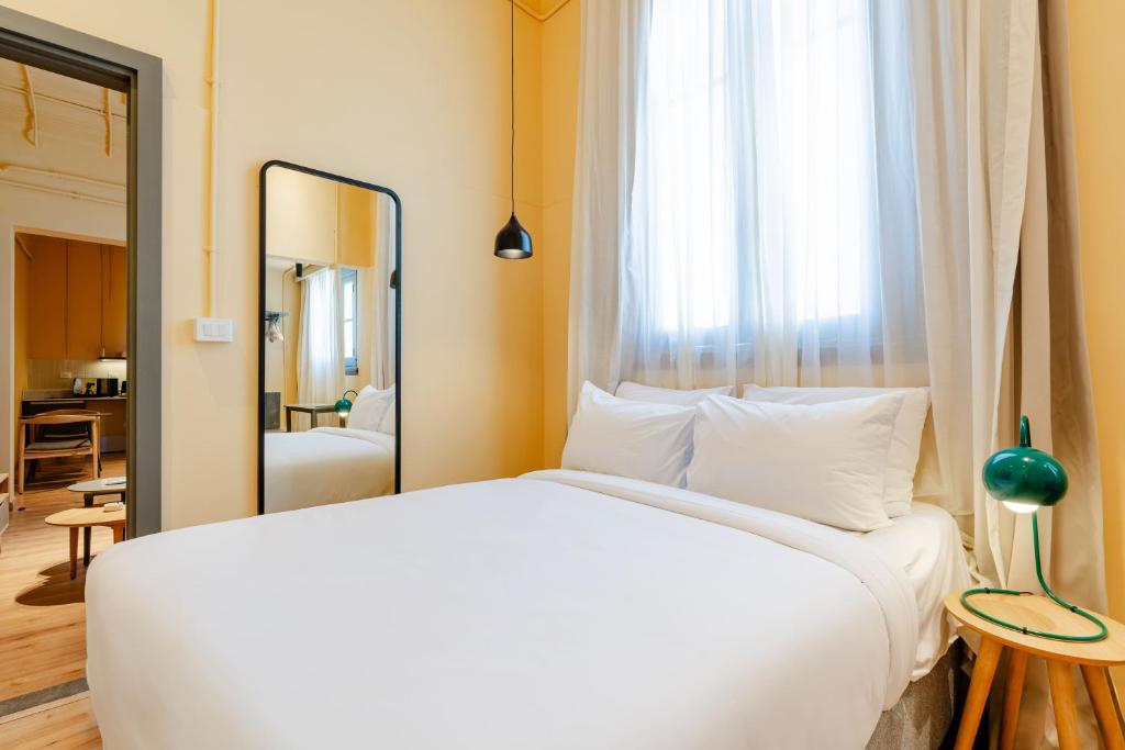 grey l studio apartments Downtown Alexandria Menasce House - 2