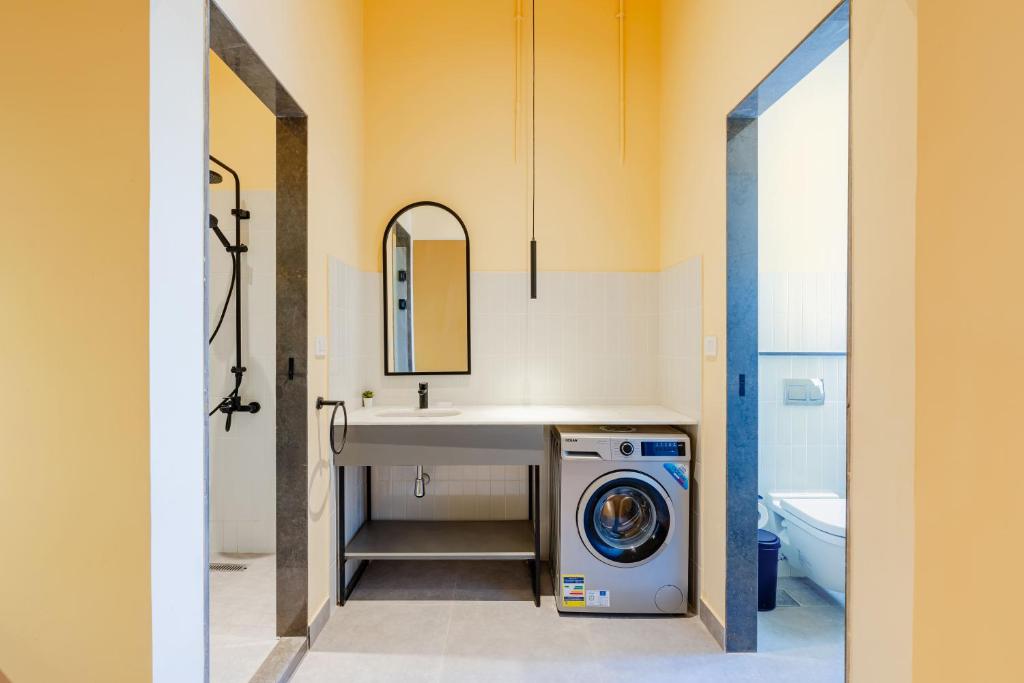 grey l studio apartments Downtown Alexandria Menasce House - 5